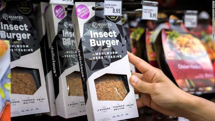 Loại bánh mì làm từ giun giàu protein này được bầy bán trong siêu thị ở Geneva, Thụy Sĩ. Với hương vị nhẹ nhàng, bạn có thể dễ dàng chế biến chúng thành nhiều món ăn khác nhau bổ sung protein và cacbon.