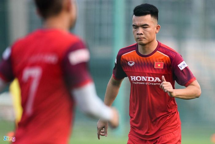 Sau đó, ban huấn luyện yêu cầu học trò thực hiện bài tập bứt tốc quãng ngắn. Các cầu thủ phải chạy với tốc độ cao nhất và dừng lại khi có hiệu lệnh của HLV thể lực Park Geun-yeong.