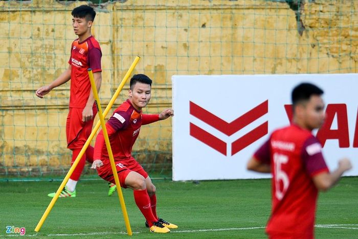 Sau nhiều ngày tập trung rèn luyện thể lực và tốc độ cho các học trò, HLV Park Hang-seo bắt đầu để tuyển Việt Nam thực hiện những bài chiến thuật. Chiến lược gia người Hàn Quốc đã có trong tay đủ quân số, ngoại trừ Nguyễn Công Phượng và Đoàn Văn Hậu đang chơi bóng tại châu Âu.