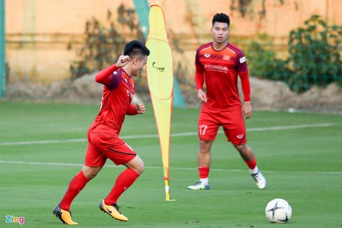 Ở bài tập chiến thuật, ban huấn luyện chia tuyển Việt Nam thành nhiều nhóm nhỏ đứng tại những góc sân khác nhau. Các cầu thủ phải vượt qua chướng ngại vật, nhận bóng, chuyền bóng, chạy chỗ và tiếp tục lặp lại quy trình này trước khi kết thúc bằng một pha dứt điểm vào gôn tôm.