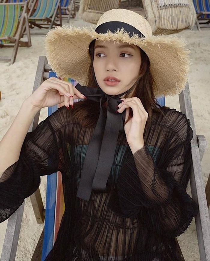 Sở hữu thế mạnh ngoại hình, Lisa hiện là gương mặt đại diện được nhiều hãng thời trang ưa chuộng. Lisa được đánh giá phù hợp với mọi phong cách. 