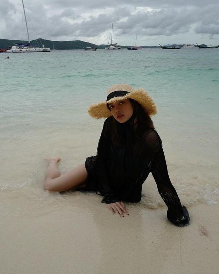 Trước đó, hình ảnh Lisa chụp ở bể bơi cũng đã vượt qua 4 triệu lượt thích. Hashtag về bờ vai của Lisa cũng lọt vào top trend tìm kiếm trên Weibo. Cư dân mạng cho rằng đôi vai rộng không còn là yếu điểm khi chính nhờ đặc điểm này, Lisa có thể bộc lộ được vẻ ngoài thời thượng.