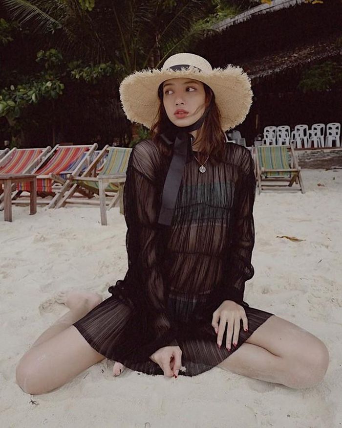 Không chỉ nổi bật tại các sự kiện hay trên tạp chí, thành viên nhỏ tuổi nhất Black Pink còn gây ấn tượng với loạt ảnh đời thường giản dị. Những bức hình chụp ngẫu nhiên trong chuyến về thăm quê nhà Thái Lan của Lisa được nhận xét không thua kém ảnh bìa tạp chí. 