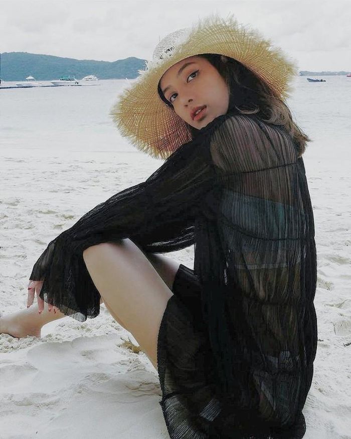 “Búp bê sống” của Kpop vừa được trang TC Candler bình chọn đứng đầu danh sách 100 gương mặt đẹp nhất châu Á. Bên cạnh đó, cô còn là biểu tượng thời trang yêu thích của giới trẻ toàn cầu. Hiện, người đẹp gốc Thái sở hữu trang Instagram được theo dõi nhiều nhất trong giới showbiz Hàn với hơn 26,6 triệu người. 