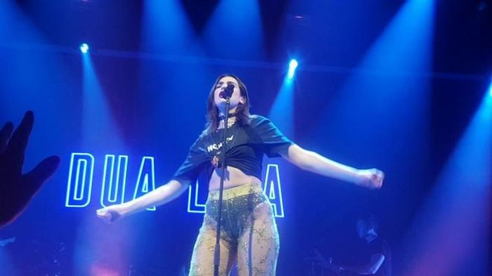 Thiết kế có những đường cắt xẻ chưa phải là đồ diễn sexy nhất của Dua Lipa. Cô từng gây sốc khi mặc quần xuyên thấu màu vàng đính óng ánh. Về tổng thể, set đồ có phối màu hài hòa giữa đen và vàng. Nhưng xét trên mặt thẩm mỹ, dáng người của nữ ca sĩ trông không được săn chắc, bị phô ra khuyết điểm. Ảnh: Getty.
