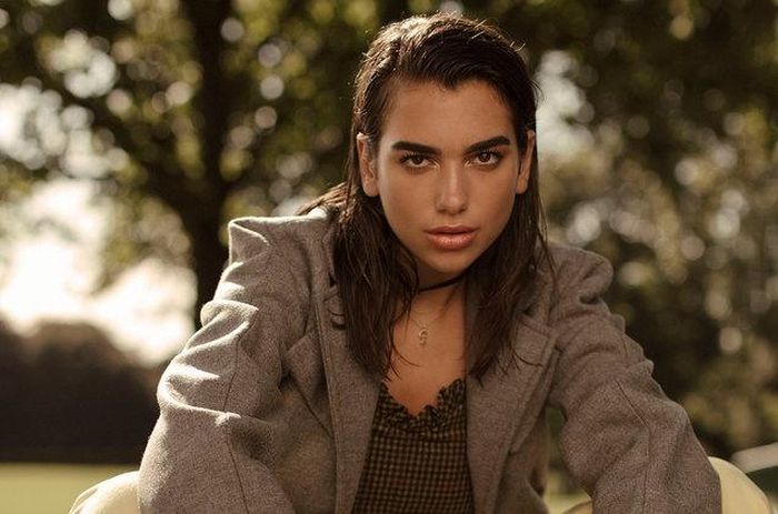 Dua Lipa (sinh năm 1995) là ca sĩ, nhạc sĩ và người mẫu đến từ London, Anh. Sự nghiệp âm nhạc của cô bắt đầu từ năm 14 tuổi với các bản cover được chia sẻ trên mạng xã hội. Sau đó, giọng ca 24 tuổi dần nổi tiếng nhờ một số hit như Don't Start Now, Scared To Be Lonely, New Rules...