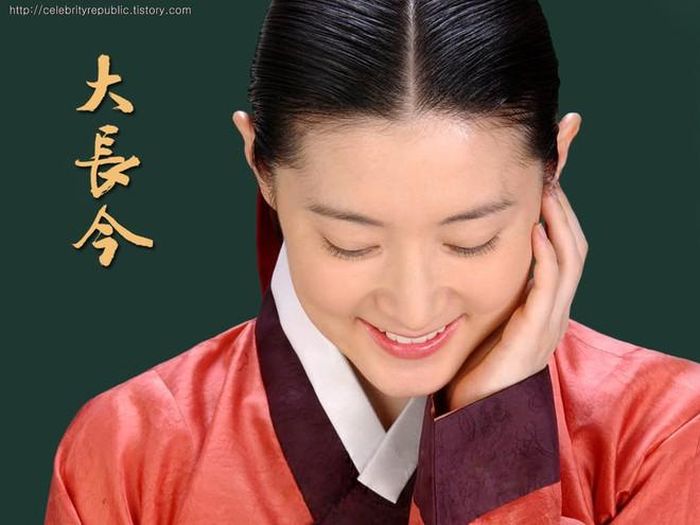 Đặc biệt, Nàng Dae Jang Geum được coi là bước ngoặt trong sự nghiệp diễn xuất, đưa tên tuổi của Lee Young Ae lên tầm diễn viên hạng A. Vẻ đẹp thuần khiết của cô giúp tạo nên hình tượng nàng Dae Jang Geum không thể thay thế trong lòng người hâm mộ.