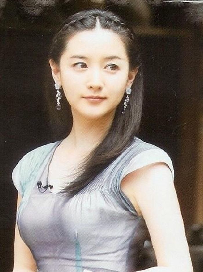 Lee Young Ae được ví như viên ngọc sáng của làng giải trí xứ Hàn. Ngay từ khi mới gia nhập showbiz, cô đã được yêu mến nhờ khả năng diễn xuất và nhan sắc nổi trội. Hình ảnh thời trẻ chứng minh vẻ đẹp thuần khiết, bất chấp thời gian của ngôi sao 48 tuổi. 