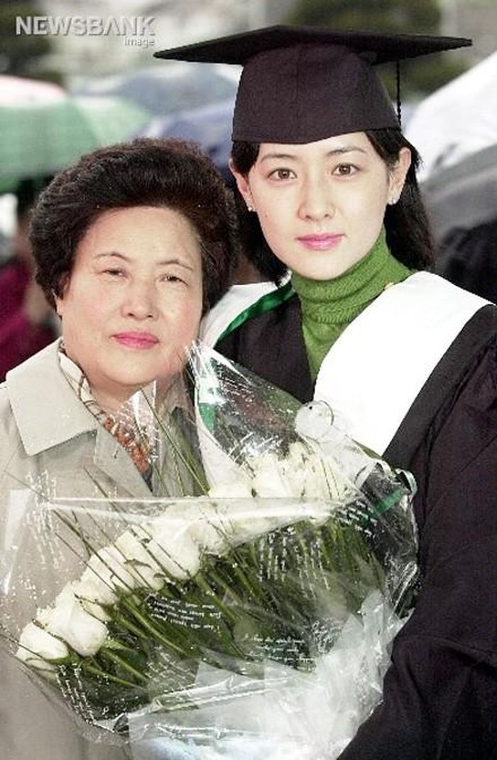 Năm 18 tuổi, người đẹp thi đỗ Đại học Hanyang chuyên ngành tiếng Đức và được bầu chọn là Hoa khôi giảng đường khi đó. Không chỉ xinh đẹp, nữ diễn viên còn được yêu mến bởi tính cách hòa nhã và thành tích học tập xuất sắc. 