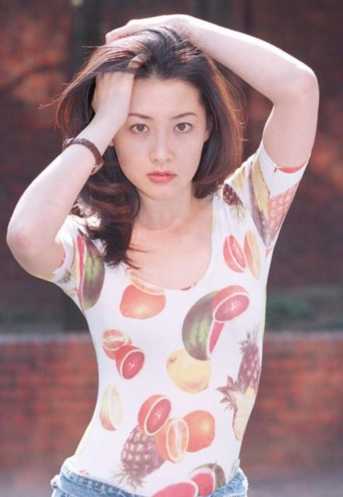 Gia nhập làng giải trí Hàn từ thập niên 1980, “nàng Dae Jang Geum” nhanh chóng gây chú ý nhờ ngoại hình thanh tú, gương mặt trái xoan, đôi mắt to tròn, và làn da trắng mịn. Đặc biệt, nụ cười ngọt ngào của cô đã chinh phục biết bao trái tim người hâm mộ khắp châu Á. 