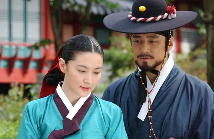 Những năm sau, Lee Young Ae đón nhận vô số cơ hội đến với nghệ thuật. Song, cô kiên quyết từ chối để hoàn thành việc học tập. Sau khi tốt nghiệp đại học năm 1993, cô chính thức bước chân vào làng giải trí. Bộ phim đánh dấu màn chạm ngõ của Lee Young Ae với tư cách diễn viên là How's Your Husband? Tác phẩm đem lại cho cô giải thưởng Diễn viên mới xuất sắc của đài SBS năm đó. 