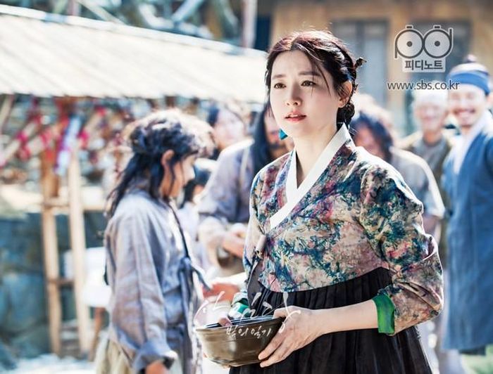 Đôi mắt hút hồn, gương mặt khả ái và lối diễn xuất có chiều sâu đã giúp Lee Young Ae trở thành gương mặt được yêu thích trong nhiều dự án phim lớn như Papa (đóng cặp với Bae Yong Joon), Asphalt Man (đóng cùng Lee Byung Hun, Choi Jin Sil), Anh em nhà bác sĩ, Pháo hoa... 