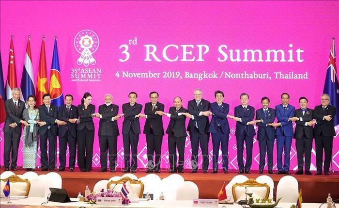 Thủ tướng Nguyễn Xuân Phúc và các trưởng đoàn tại Hội nghị Cấp cao Hiệp định RCEP lần thứ 3. Ảnh: TTXVN