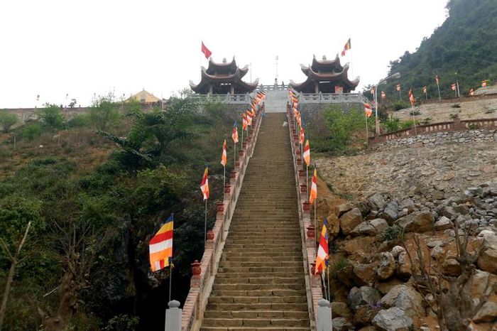  Những bậc thềm dẫn lối du khách lên Tam quan