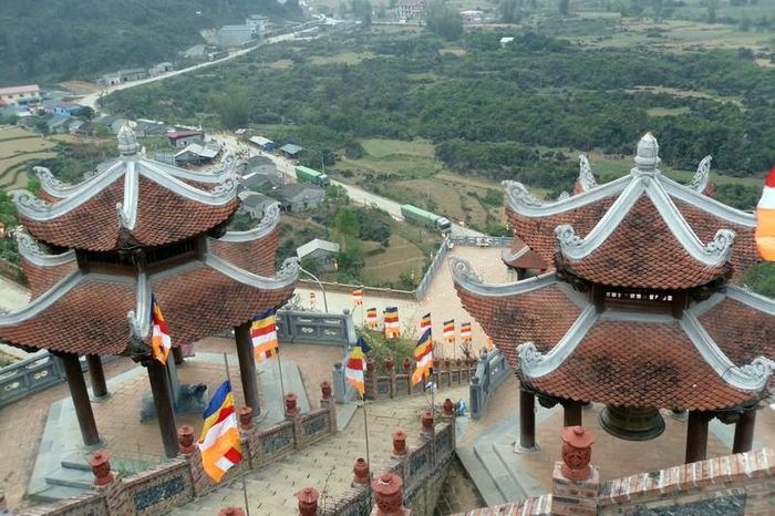  Tam quan chùa nhìn từ trên cao 