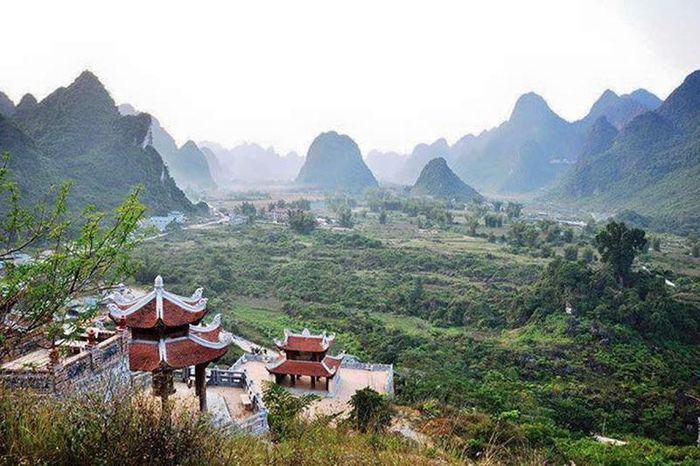 Đứng từ chùa Phật Tích Trúc Lâm Bản Giốc, du khách sẽ được ngắm quần thể thác Bản Giốc kỳ vĩ, sơn thủy hữu tình