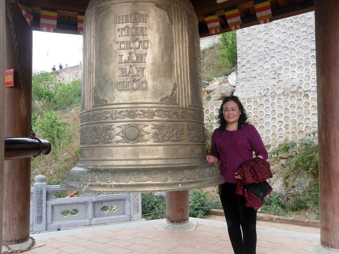  Cô giáo Nông Thị Vượt chụp ảnh cạnh "đại hồng chung" của chùa