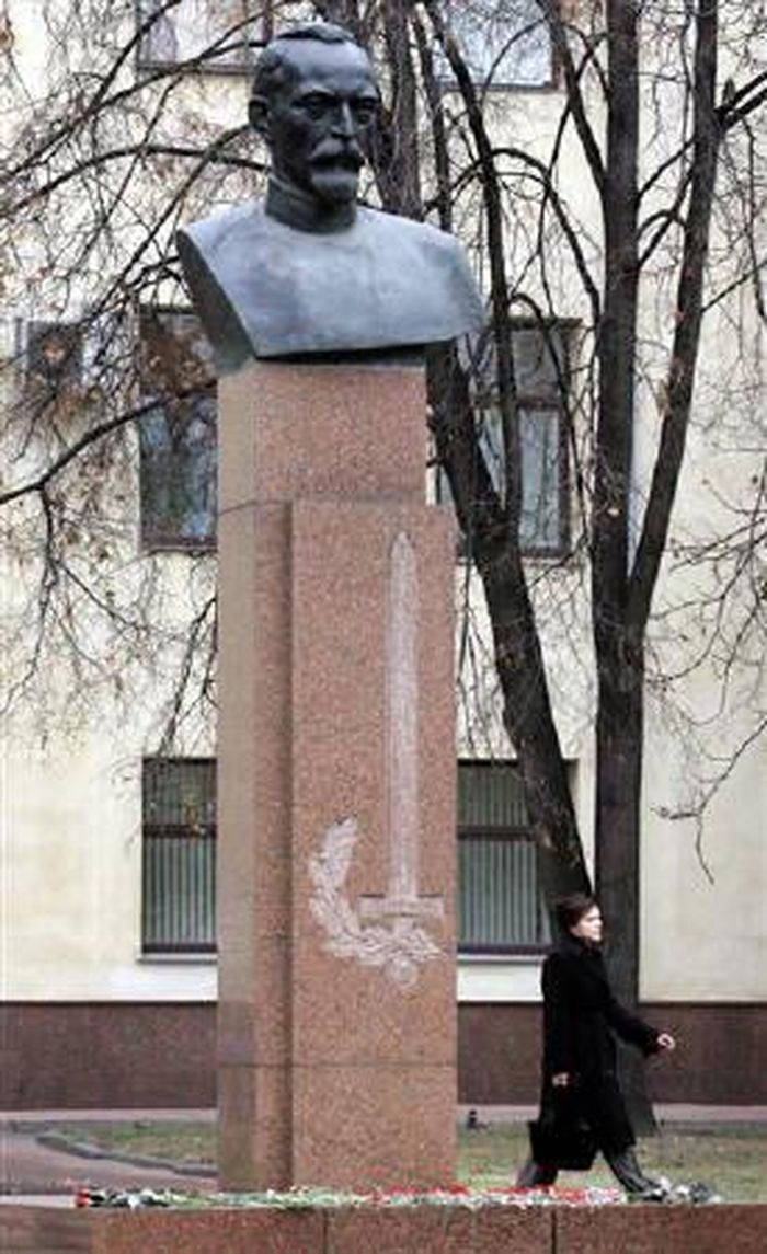 Đài tưởng niệm Felix Dzerjinski tại Moscow. Ảnh: Reuters