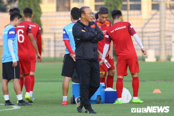 Ngày mai (6/11), hai đội tuyển sẽ đá tập kín với nhau. HLV Park Hang Seo yêu cầu truyền thông không tác nghiệp và cũng không thông báo kết quả trận đấu. Ban huấn luyện lo ngại dư luận đặt nặng thành tích, tạo áp lực cho các tuyển thủ vì tỉ số của trận đá tập nội bộ. 