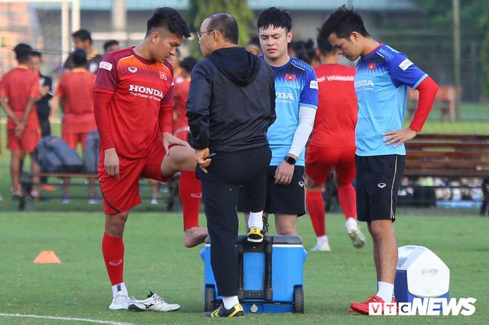 Ông Park cũng theo dõi rất kỹ tình hình chấn thương của các cầu thủ. Nhóm "thương binh" của cả hai đội tuyển đều tập cùng bác sĩ Choi Ju-young. 