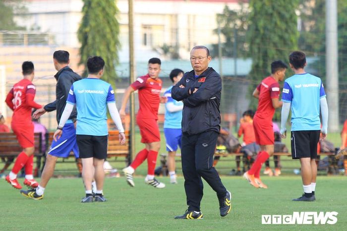  Ngoài việc chốt ngày gia hạn hợp đồng, trong tuần này HLV Park Hang Seo có thể đón thêm một tin vui nữa. Nhiều khả năng nhà cầm quân người Hàn Quốc sẽ nhận danh hiệu HLV xuất sắc nhất Đông Nam Á tại lễ trao giải AFF Awards 2019. 