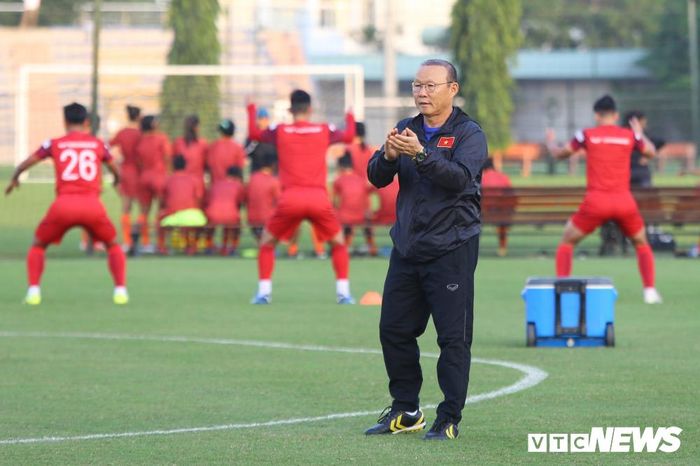  HLV Park Hang Seo đang tận dụng thời gian để làm việc với U22 Việt Nam trước thềm SEA Games. Tuần tới ông Park sẽ phải tập trung nhiều hơn cho đội tuyển quốc gia để chuẩn bị cho hai trận gặp UAE và Thái Lan, trong khi đội tuyển U22 sẽ sang Philippines từ ngày 21/11. 