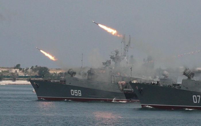  Trích dẫn từ RIA Novosti, trang Avia báo cáo rằng các tàu chiến Nga đã tiến hành một phần cuộc tập trận bắn đạn thật của họ gần vùng lãnh hải của nhà nước Israel. 
