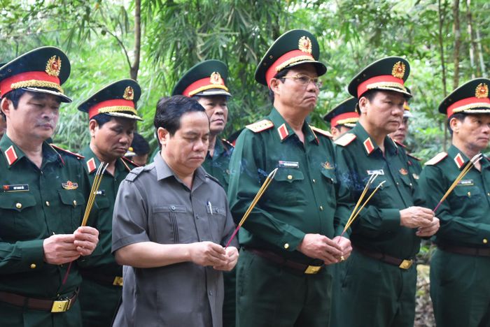 Các đại biểu dâng hương tại Lán Nà Nưa thuộc Khu di tích lịch sử Tân Trào.