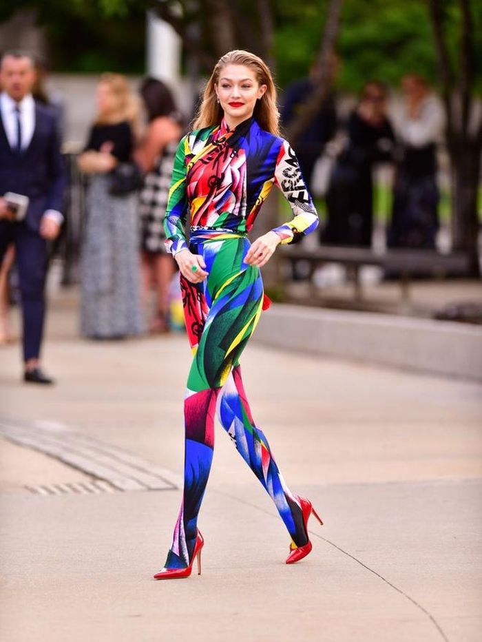 Năm 2018, stylist của Gigi từng chia sẻ: "Việc ăn mặc kín đáo của cô ấy là có chủ đích. Đâu phải cứ khoe da là gợi cảm. Tôi muốn cô ấy đại diện cho thời trang cao cấp, kín đáo nhưng vẫn đẹp". Ảnh: James Devaney.