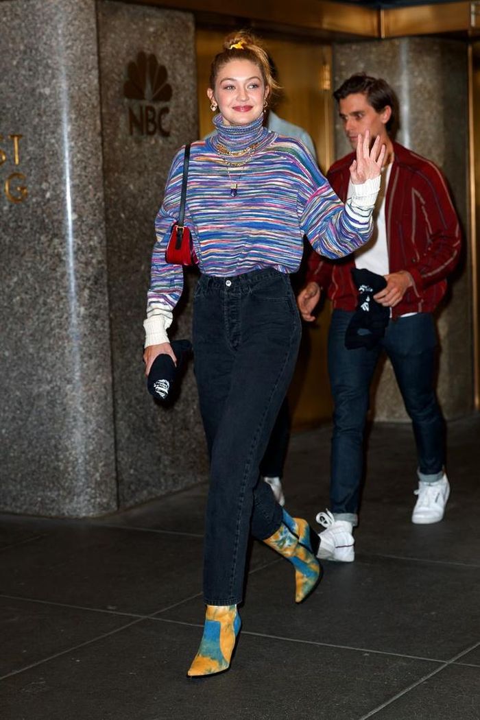 "Điều gì đã xảy ra với street style của cô ấy?", "Tôi không hiểu stylist của Gigi đang làm gì"... là những lời bình luận của người hâm mộ dành cho Mimi - stylist của người mẫu 9X. Ngay sau đó, "đệ nhất chân dài" đáp trả fan: "Đôi khi các bạn cần bình tĩnh lại. Những kỳ vọng không thực tế và lời phàn nàn về phong cách của tôi cũng không thay đổi được gì cả. Điều đó không khiến tôi mặc khác đi". Ảnh: Gotham.