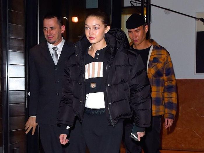 Sáng 6/11 (giờ địa phương) Gigi Hadid đã phản hồi lại loạt bình luận chỉ trích phong cách của cô trong các bức ảnh phóng viên chụp gần đây. Cụ thể, vấn đề khiến fan bàn tán xuất phát từ bộ đồ người mẫu 24 tuổi diện hôm 5/11. Họ cho rằng nữ người mẫu ăn mặc quá kín, không để lộ da thịt. Cụ thể, Gigi đi dạo trên đường phố New York (Mỹ) trong chiếc quần legging đen, giày thể thao màu trắng và áo khoác phao. Ảnh: Robert Kamau.