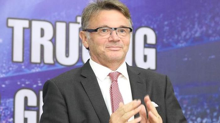 HLV trưởng U19 Việt Nam Troussier