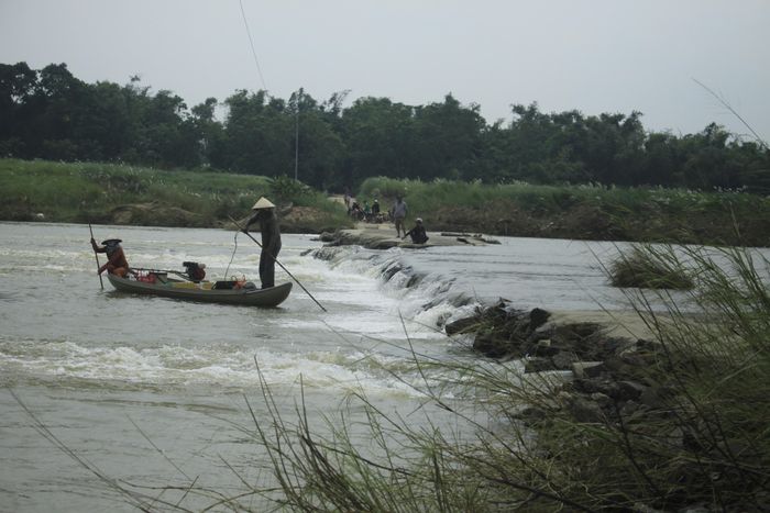 Dù là đi bằng ghe thuyền, hay đường bộ vượt sông đều nguy hiểm