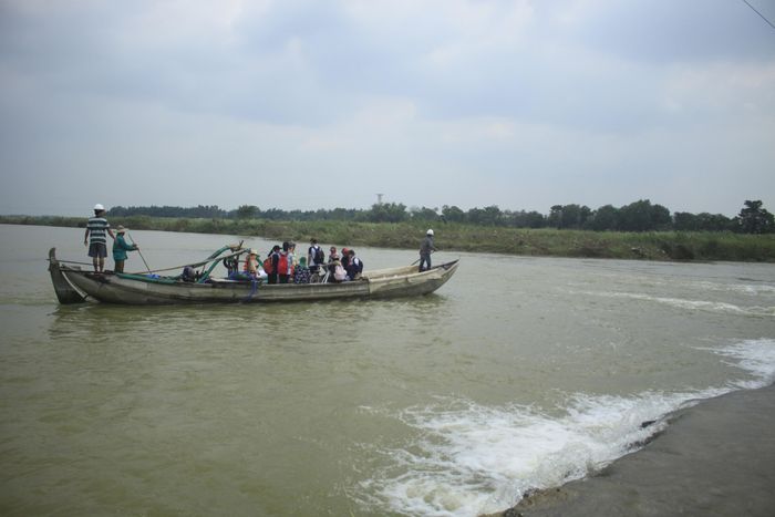 Chiếc thuyền đang ra giữa dòng sông Trà Khúc. Ảnh: NGUYỄN TRANG