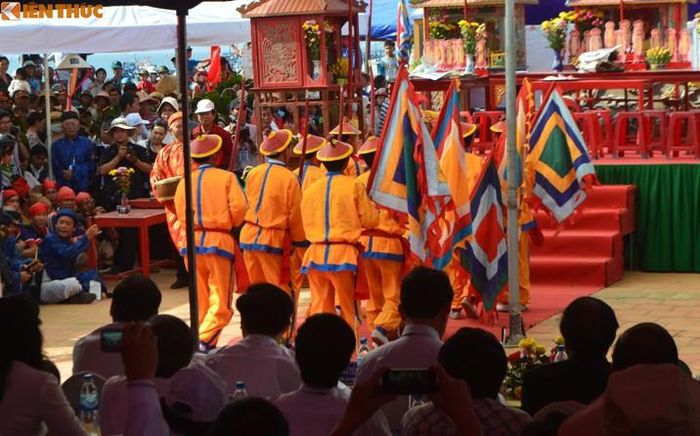  ..Đội Hoàng Sa này được cấp mỗi người sáu tháng lương thực. Họ chèo năm chiếc thuyền câu nhỏ ra ngoài biển cả ba ngày ba đêm mới đến đảo Hoàng Sa. Ảnh: Nghi thức xuất quân đi Hoàng Sa được tái hiện. 