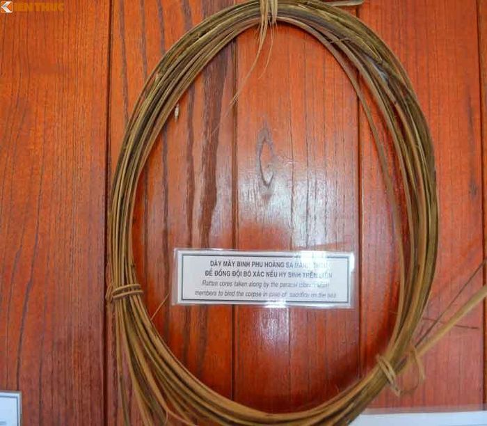 Ngoài những vật dụng cần thiết mang theo để sống cho chuyến đi, mỗi quân binh của Hải đội Hoàng Sa, Bắc Hải còn chuẩn bị cho mình 1 đôi chiếu, 7 nẹp tre, 7 sợi dây mây, 1 thẻ bài khắc tên họ, quê quán. Ảnh: Dây mây đội quân binh Hoàng Sa mang theo để đồng đội bó xác nếu hi sinh trên biển.