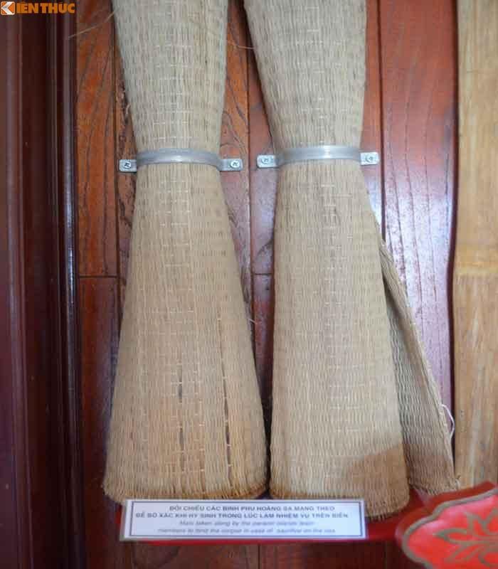  Tất cả đồng đội đều cúi đầu gửi nguyện ước lên trời xanh rằng thi hài đã mất sẽ trôi dạt vào bờ để người dân biết tên họ, quê quán người hi sinh vì nước mà chôn cất. Ảnh: Đôi chiếu mang theo để bó thi hài. 