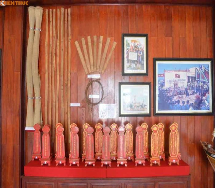 Ngày nay, tại nhà trưng bày Hải đội Hoàng Sa, Bắc Hải còn lưu giữ những hành trang năm xưa quân binh mang theo. Đó là 1 đôi chiếu, 7 nẹp tre, 7 sợi dây mây, 1 thẻ bài khắc tên họ, quê quán. Hành trang đó như để khẳng định một tấm lòng, một tinh thần cảm tử quyết tâm ra đi của những hùng binh khi ấy. Ảnh: Bài vị khắc tên họ, quê quán của các quân binh Hoàng Sa, Bắc Hải. (Ảnh: Tam Hiệp - Hà Kiều). 