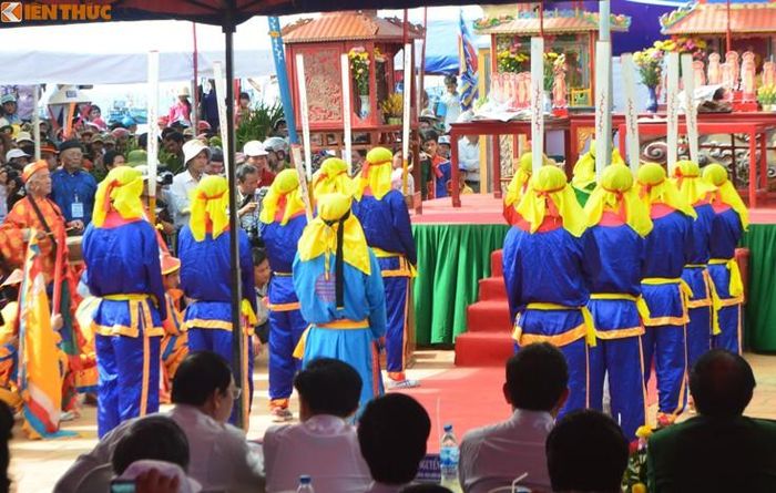  Họ tha hồ lượm nhặt, tự ý bắt chim, bắt cá làm đồ ăn. Họ nhặt được những đồ như gươm và ngựa bằng đồng, hoa bạc, tiền bạc, vòng bạc, đồ đồng, thiếc khối, ngà voi...do các tàu buôn bị đắm và trôi dạt vào đảo. Ảnh: Nghi thức xuất quân đi Hoàng Sa. 