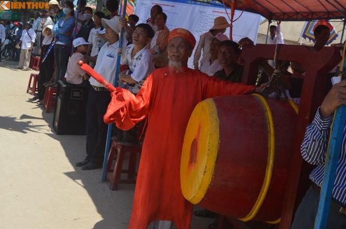  Trong chuyến hải trình dài ngày đến Hoàng Sa, Trường Sa, người lính đã biết là sẽ gặp hiểm nguy do sóng to, gió lớn rình rập, hoặc những nguyên nhân nào khác thì cũng sẽ lấy lòng biển khơi làm nơi mai táng mình. Ảnh: Ông Nguyễn Cậu, trưởng làng An Vĩnh, đánh trống xuất quân hùng binh Hoàng Sa. 