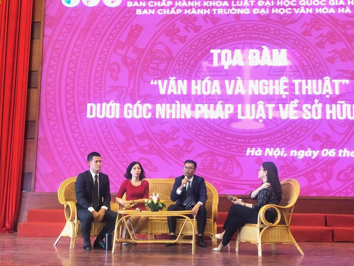  Đạo diễn Việt Tú (ngoài cùng, bên trái) cùng các diễn giả bàn về sở hữu trí tuệ trong lĩnh vực văn hóa - nghệ thuật. Ảnh: Lưu Trinh