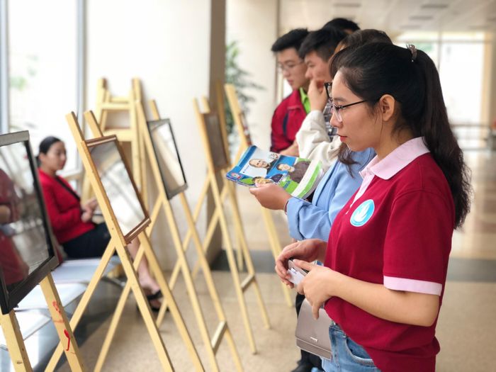 Tham quan triển lãm ảnh về chủ đề pháp luật. Ảnh: Lưu Trinh