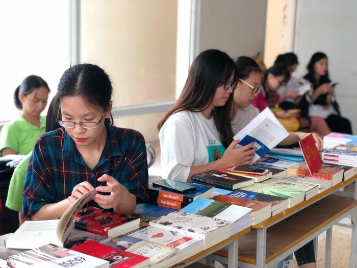 Bên cạnh đó là hội sách do Sinh viên ĐH Luật Hà Nội thực hiện. Ảnh: Lưu Trinh