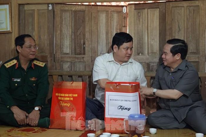 Ủy viên T.Ư Đảng, Phó trưởng Ban Thường trực Ban Dân vận T.Ư Điểu K’re và Thượng tướng Trần Quang Phương, Ủy viên T.Ư Đảng, Phó Chủ nhiệm Tổng cục Chính trị QĐND Việt Nam - Trưởng Ban Chỉ đạo Hành trình Bộ Quốc phòng tới thăm, tặng quà gia đình ông Hoàng Trung Dân - nơi Đại tướng Võ Nguyên Giáp ở và làm việc trong những năm tháng hoạt động ở Tân Trào 
