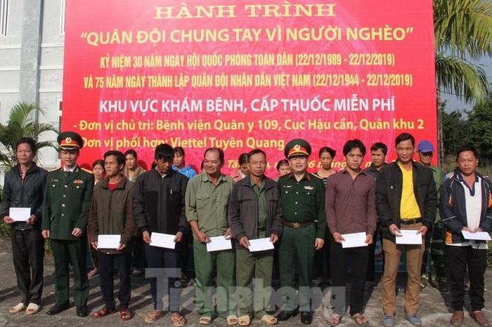 Ngoài khám sức khỏe, cấp thuốc miễn phí cho các đối tượng chính sách, Bệnh viện Quân y 109 phối hợp với Bộ CHQS tỉnh Tuyên Quang và các đơn vị tổ chức các chương trình tư vấn sức khỏe, hướng dẫn vệ sinh phòng dịch và tặng quà cho người dân