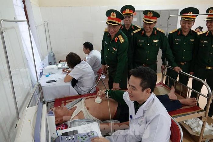 Thượng tướng Trần Quang Phương cùng lãnh đạo Quân khu 2 và các đơn vị Quân đội tới thăm, động viên đối tượng chính sách đang khám chữa bệnh tại Phòng khám đa khoa khu vực Tân Trào (Sơn Dương, Tuyên Quang)