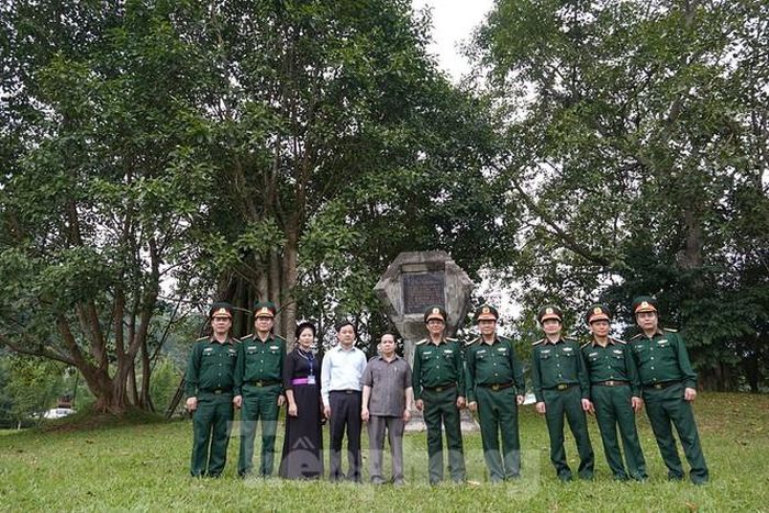 Lãnh đạo Ban Dân vận T.Ư, Bộ Quốc phòng, Quân khu 2, tỉnh Tuyên Quang cùng các đại biểu dưới cây đa Tân Trào - một trong những biểu tượng đặc biệt quan trọng của cách mạng Việt Nam