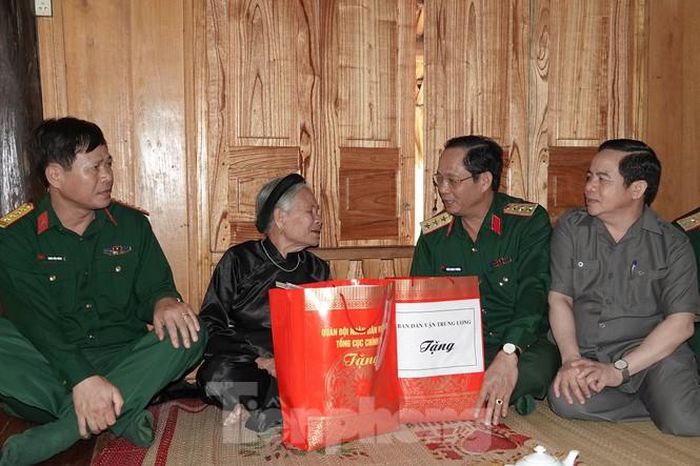 Ủy viên T.Ư Đảng, Phó trưởng Ban Thường trực Ban Dân vận T.Ư Điểu K’re và Thượng tướng Trần Quang Phương, Ủy viên T.Ư Đảng, Phó Chủ nhiệm Tổng cục Chính trị QĐND Việt Nam - Trưởng Ban Chỉ đạo Hành trình Bộ Quốc phòng tới thăm, tặng quà gia đình ông Nguyễn Tiến Sự - nơi Chủ tịch Hồ Chí Minh ở và làm việc trong những năm tháng hoạt động ở Tân Trào 