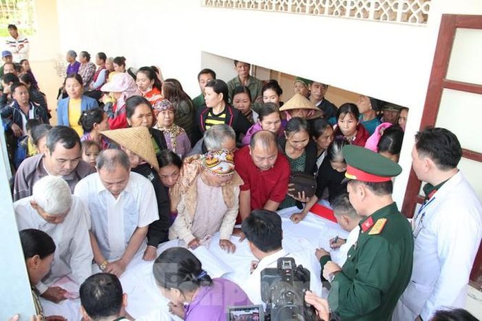 Hàng trăm đối tượng chính sách đã tới Phòng khám đa khoa khu vực Tân Trào (Sơn Dương, Tuyên Quang) để được cán bộ, y bác sĩ Bệnh viện Quân y 109 và Bộ CHQS tỉnh Tuyên Quang tổ chức khám sức khỏe, cấp thuốc miễn phí. Hoạt động khám chữa bệnh, cấp thuốc miễn phí cho 600 lượt đối tượng chính sách, người có công, đồng bào nghèo được tổ chức từ sáng đến chiều cùng ngày. Trong ngày mai (7/11), hoạt động tiếp tục diễn ra với số lượng người thụ hưởng tương tự.