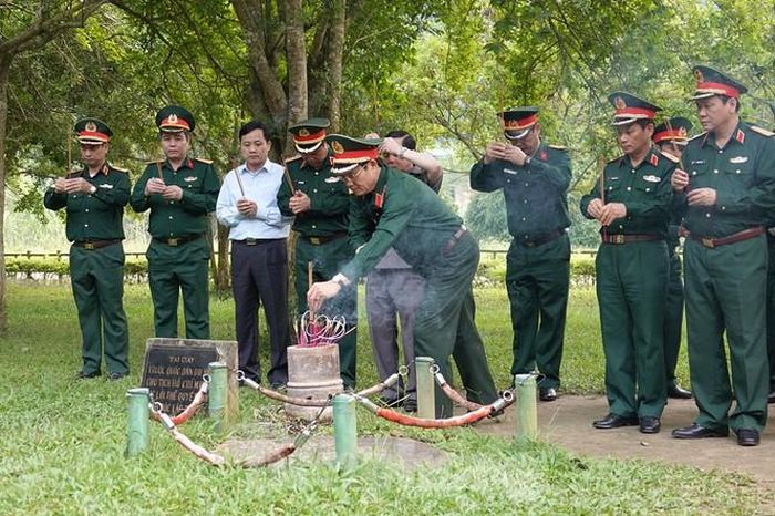 Các đại biểu dâng hương tại Đình Tân Trào
